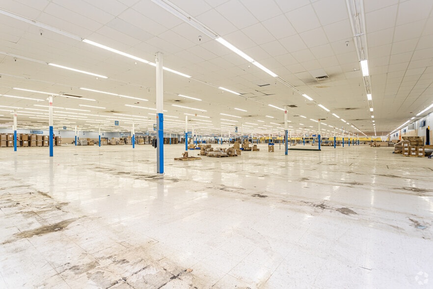 More Photos Of 1229 NW Evangeline Trwy, Lafayette Distribution For Sale