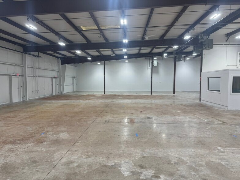 More Photos Of 211 Hartford Tpke, Tolland Warehouse For Lease