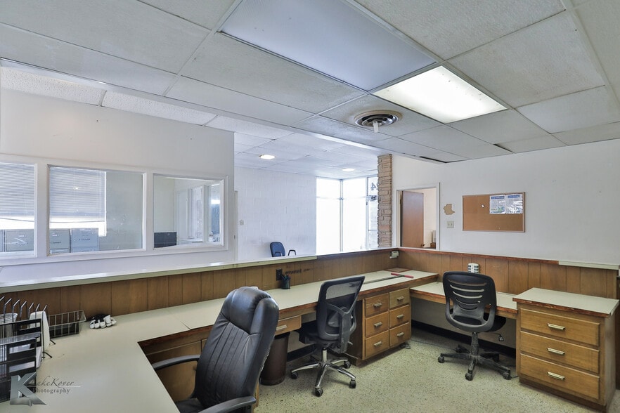 More Photos Of 2424 Oak St, Abilene Warehouse For Sale