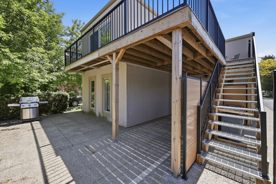 More Photos Of 58 King St W, Hamilton Office For Sale