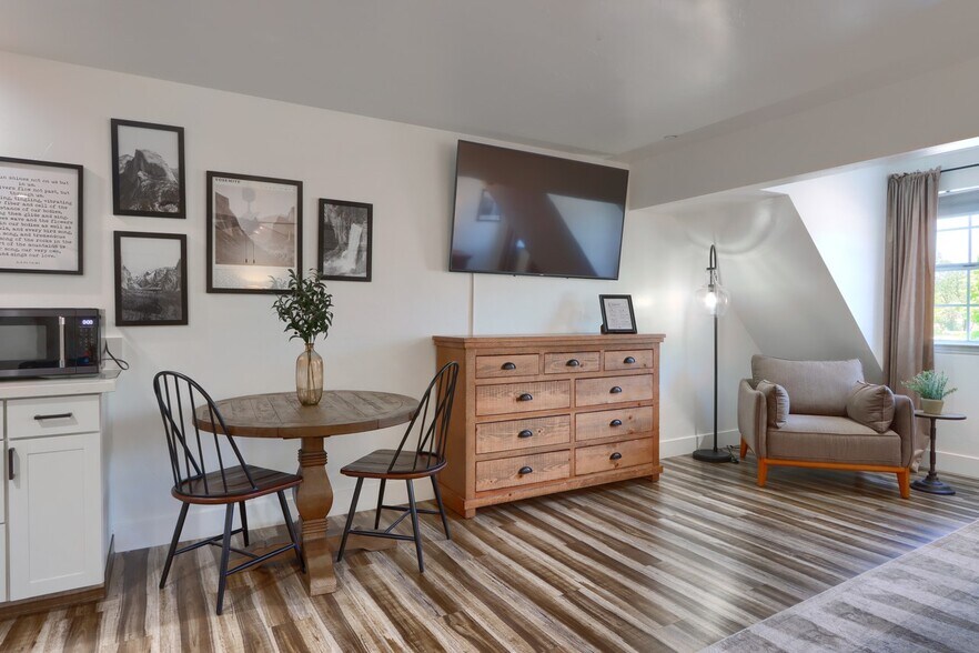 More Photos Of 49271 Golden Oak Loop, Oakhurst Hotel For Lease