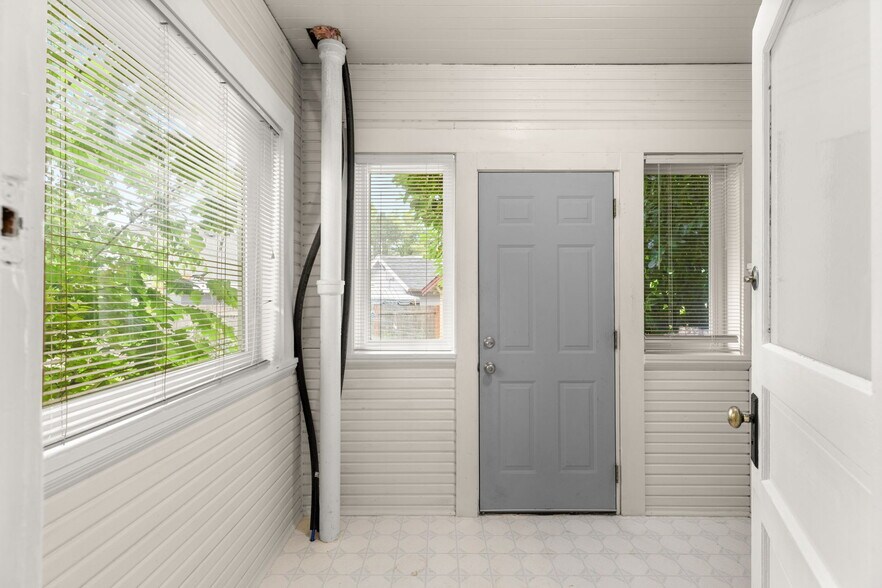More Photos Of 501 NE 3rd St, Gresham Flex For Lease
