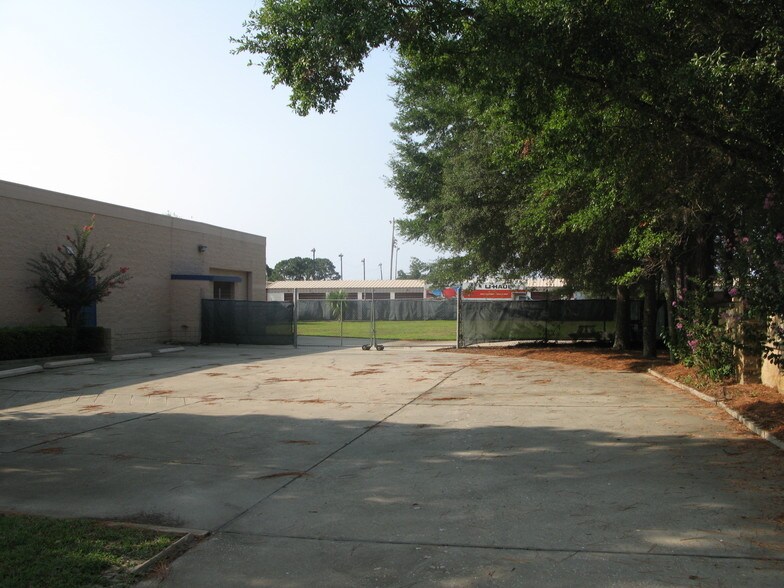 More Photos Of 10 Industrial St, Fort Walton Beach Flex For Lease