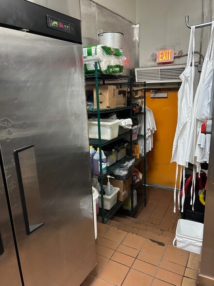 More Photos Of 9150-9198 W Olympic Blvd, Beverly Hills Storefront For Lease