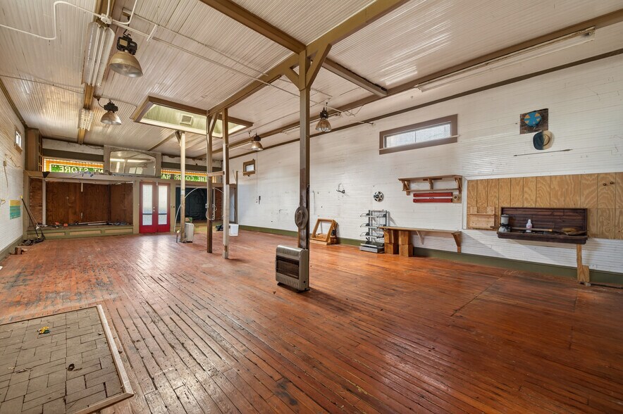 More Photos Of 304 S Cherokee Rd, Social Circle Flex For Sale