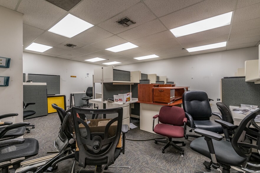 More Photos Of 166-170 Jericho Tpke, Floral Park Loft Creative Space For Lease