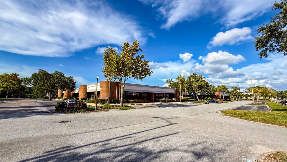 More Photos Of 13830 N 58th St, Clearwater Unknown For Lease