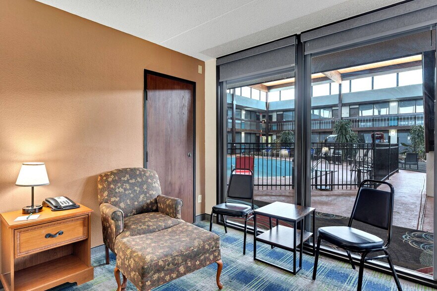 More Photos Of 3232 N Summit St, Arkansas City Hotel For Sale