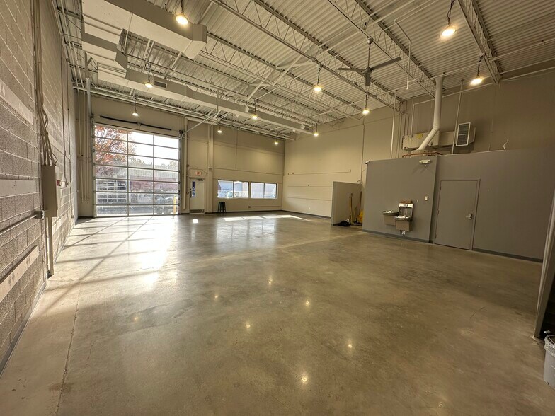 More Photos Of 287 Sunset Park Dr, Herndon Showroom For Lease