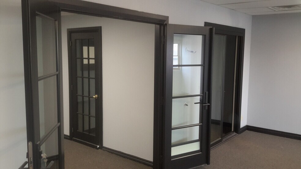 More Photos Of 854 Boyd Ave, Ottawa Warehouse For Lease