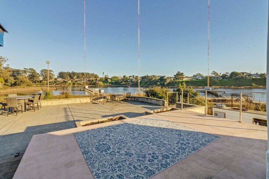 More Photos Of 2300 Portola Dr, Santa Cruz Warehouse For Sale