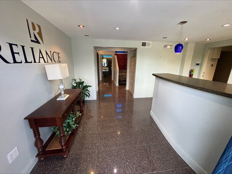 More Photos Of 1025 S Dixie Hwy, Delray Beach Light Manufacturing For Lease