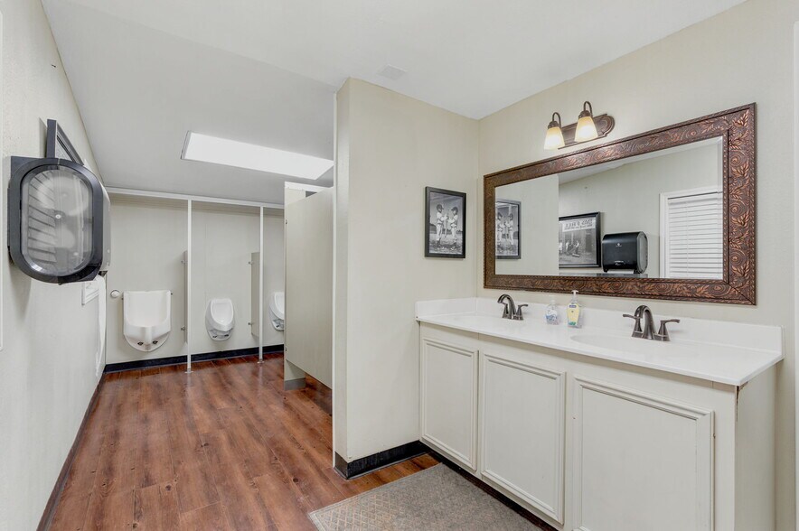 More Photos Of 3401 N Frazier St, Conroe Specialty For Sale
