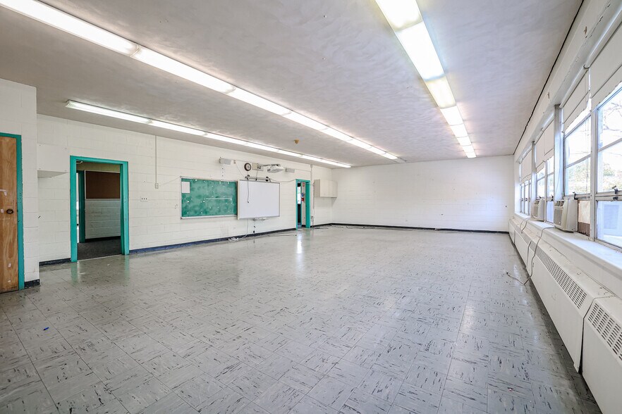 More Photos Of 331 George St, West Chicago Schools For Lease