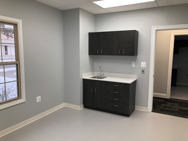More Photos Of 215 E Big Beaver Rd, Troy Medical For Lease