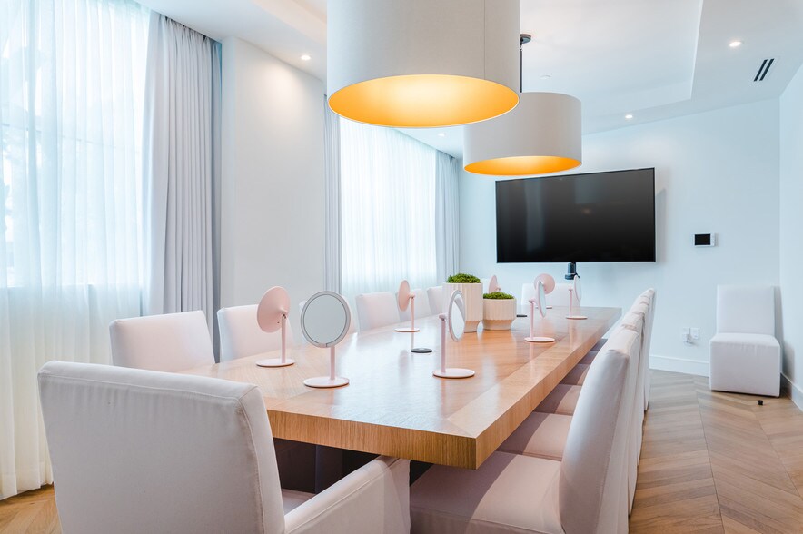 More Photos Of 2211 W Burbank Blvd, Burbank Office For Sale