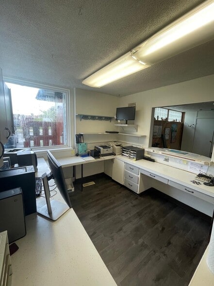 More Photos Of 26684 Grand River Ave, Redford Veterinarian Kennel For Sale