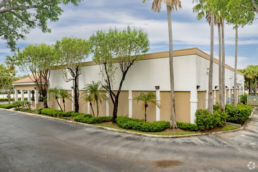 More Photos Of 12201-12231 W Sunrise Blvd, Plantation Freestanding For Lease