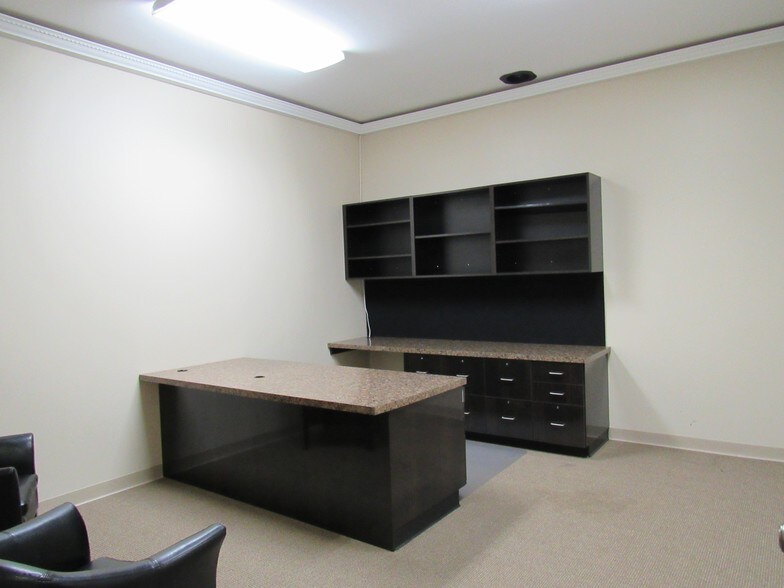More Photos Of 2509 W 2nd St, Marion Office For Lease