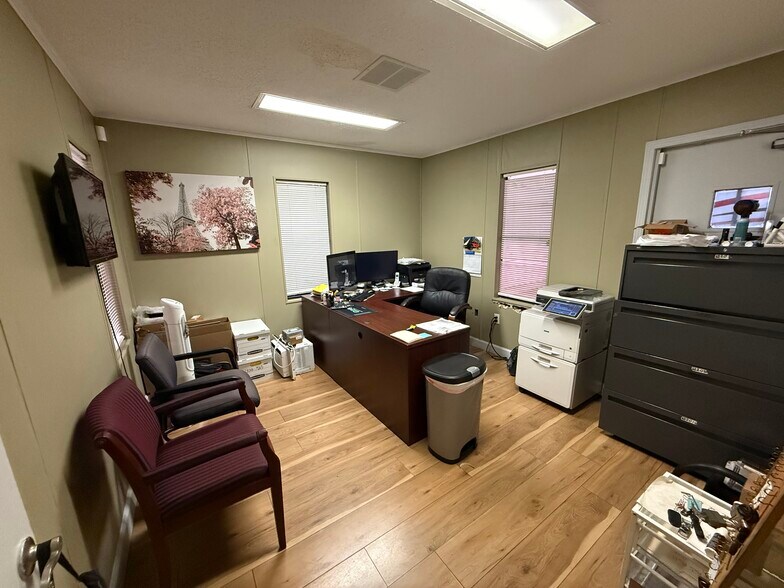 More Photos Of 4501 49th St N, Saint Petersburg Auto Dealership For Lease