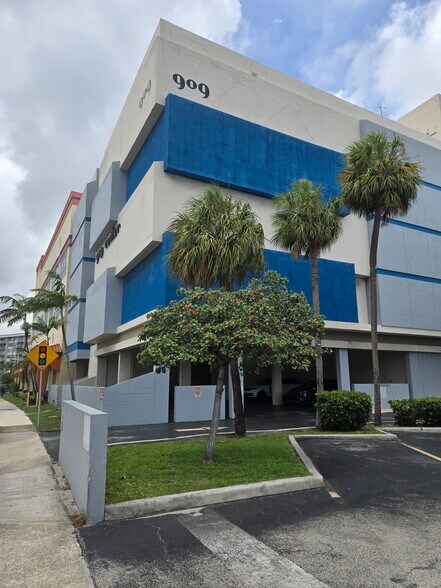 More Photos Of 909 NE 163rd St, North Miami Beach Medical For Sale