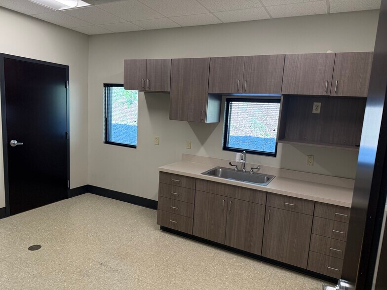 More Photos Of 209 E Emory Rd, Powell Medical For Lease