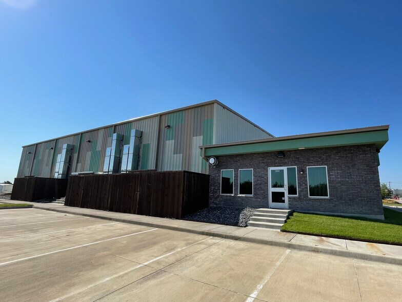 More Photos Of 1505 Airport Rd, Rockwall Flex For Lease