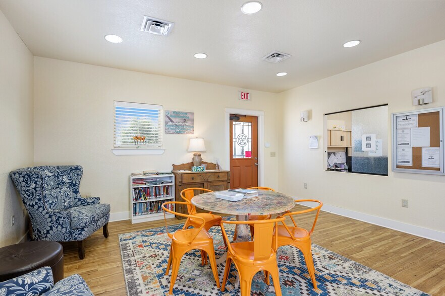 More Photos Of 140 Paloma Dr, Floresville Office For Sale