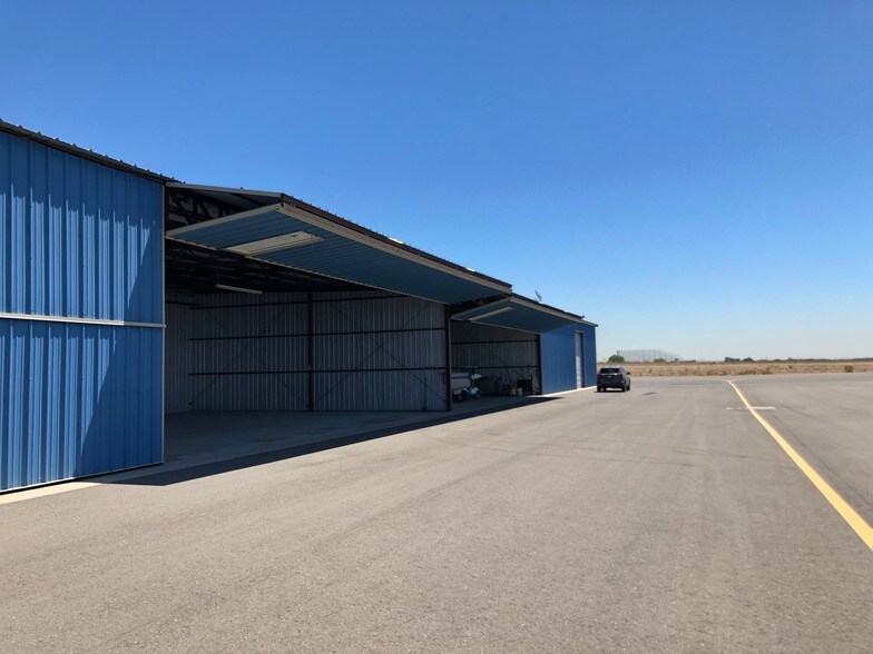 More Photos Of 6891 N Glen Harbor Blvd, Glendale Airplane Hangar For Sale