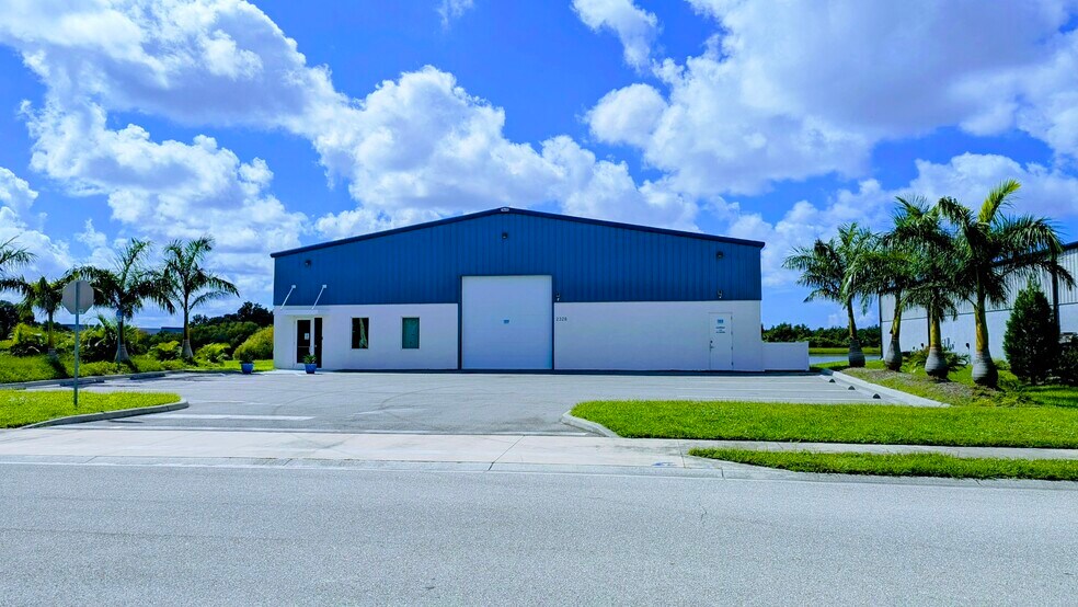 More Photos Of 2328 72nd Dr E, Sarasota Warehouse For Sale