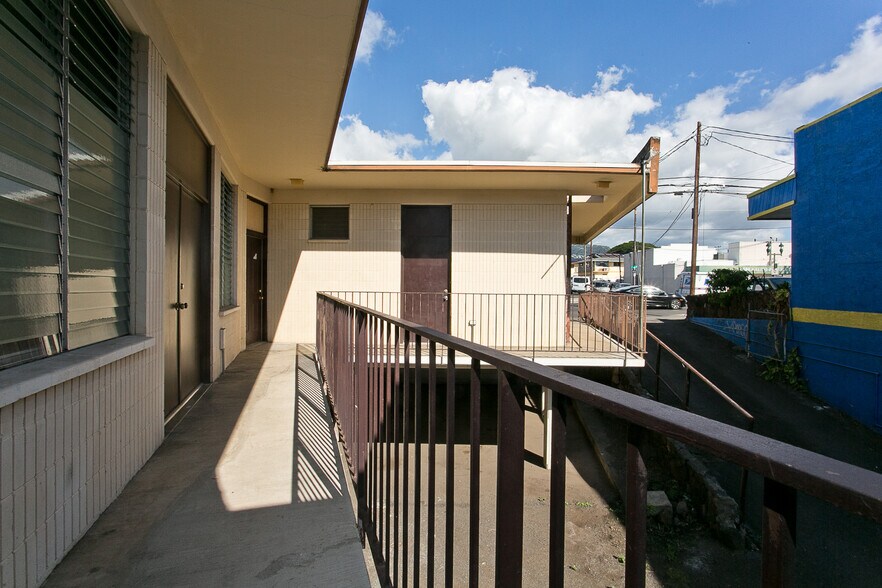 More Photos Of 1021 N King St, Honolulu Storefront For Sale