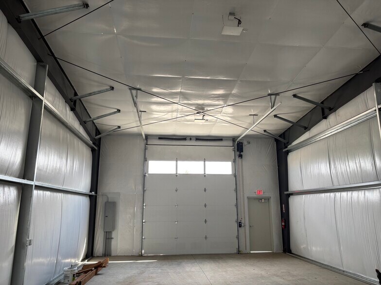 More Photos Of 68 Gateway Rd, Burbank Warehouse For Lease
