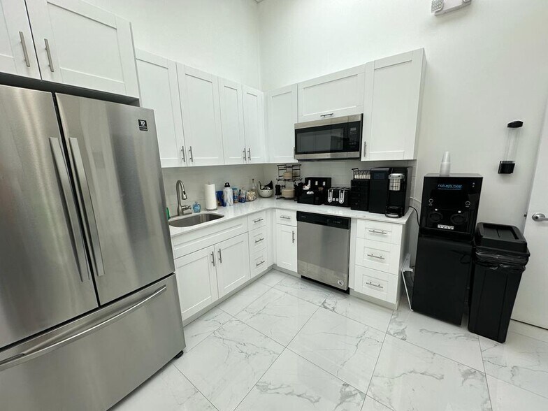 More Photos Of 423-425 NW 10th Ter, Hallandale Beach Light Manufacturing For Sale