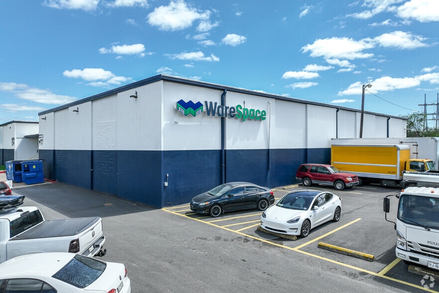 More Photos Of 3131 W Bolt St, Fort Worth Warehouse For Lease