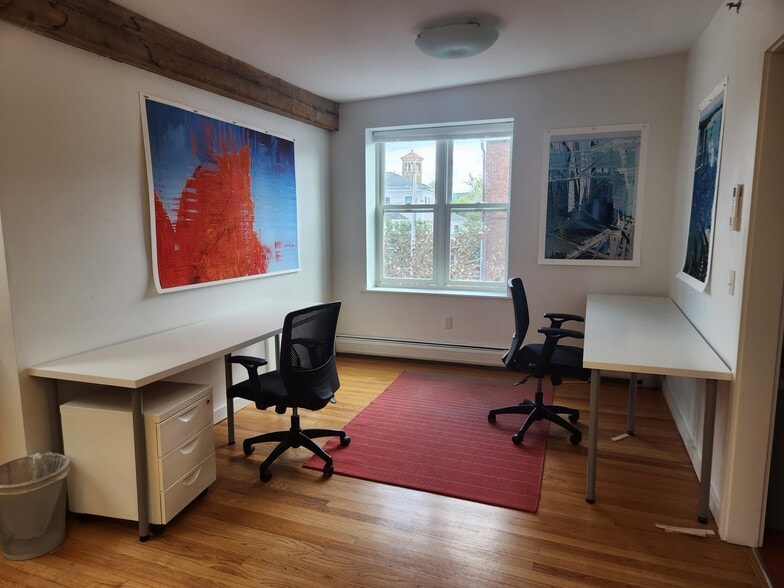 More Photos Of 9 1/2 Market St, Northampton Storefront Retail Office For Lease