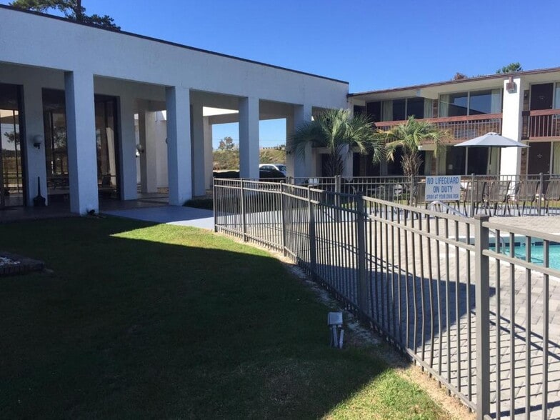 More Photos Of 1301 4th St, Hartsville Hotel For Sale