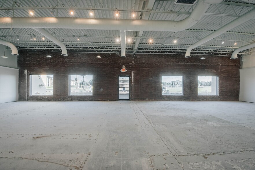 More Photos Of 8532-8548 E 41st St, Tulsa Freestanding For Lease