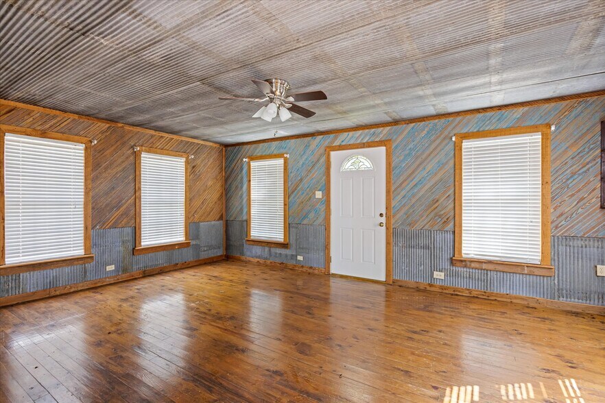 More Photos Of 301 NE Barnard St, Glen Rose Office For Sale