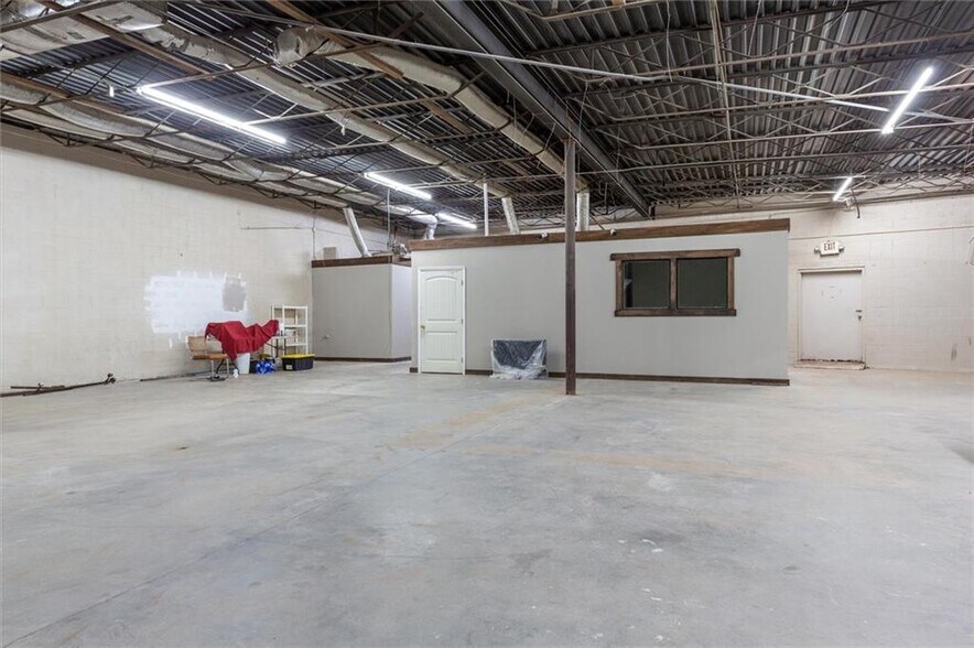 More Photos Of 306 US 123 Byp, Seneca Manufacturing For Lease