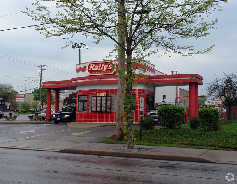 Primary Photo Of 471 E Waterloo Rd, Akron Fast Food For Lease