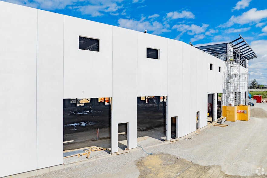 More Photos Of 435 Cityview Blvd, Vaughan Industrial For Sale