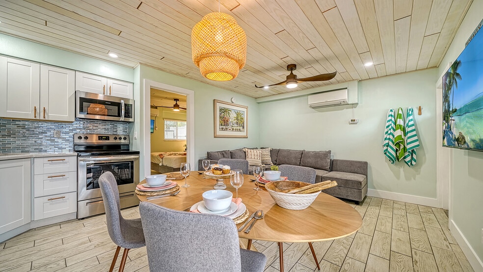 More Photos Of 104 Avenida Veneccia, Siesta Key Multifamily For Sale