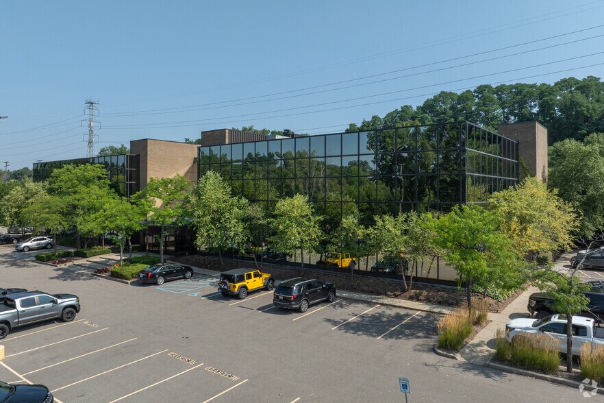 More Photos Of 300 E Long Lake Rd, Bloomfield Hills Office For Sale