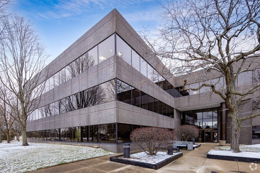 More Photos Of 3400 Dundee Rd, Northbrook Office For Lease
