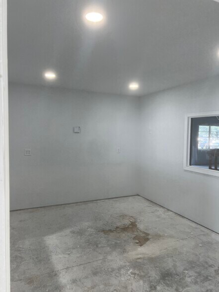 More Photos Of 1312 Market Cir, Port Charlotte Showroom For Lease