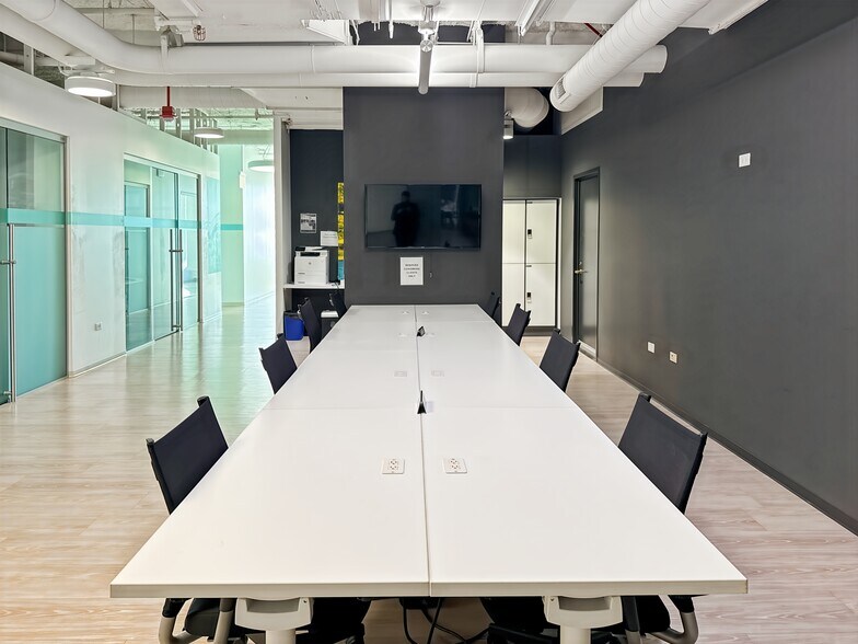 More Photos Of 1 N State St, Chicago Coworking Space