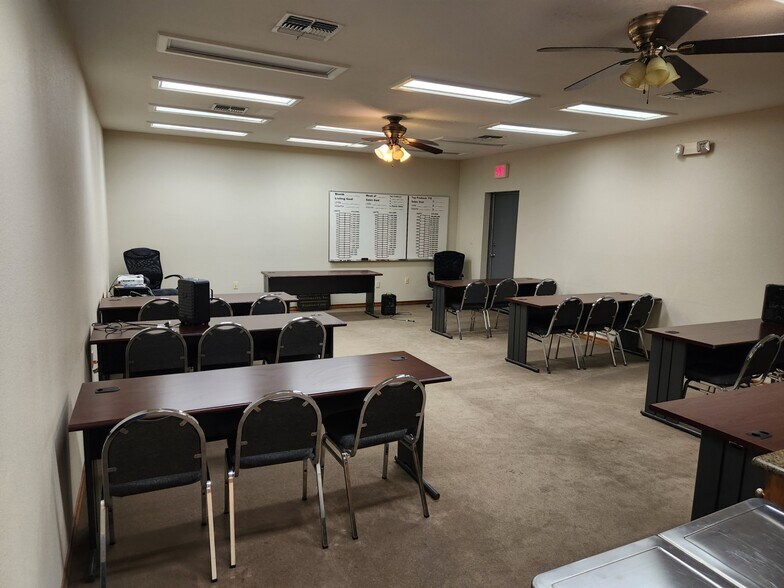 More Photos Of 1152 NW Cache Rd, Lawton Office For Lease