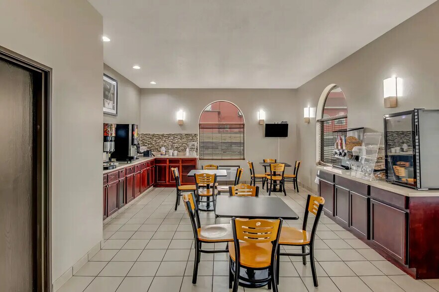 More Photos Of 800 Senate Ave, Red Oak Hotel For Sale