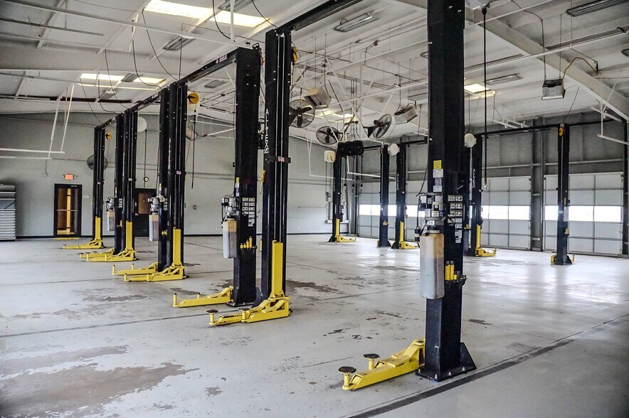 More Photos Of 3015 Fort Worth Hwy, Hudson Oaks Auto Dealership For Lease