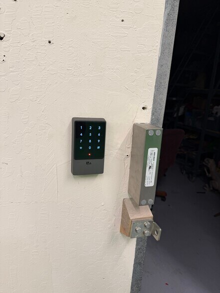 More Photos Of 560 4th St, San Francisco Showroom For Lease